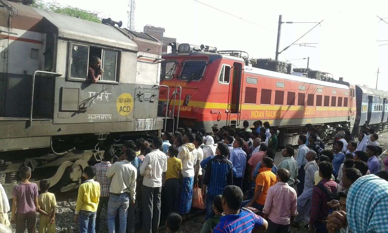 Punjab Mail of engine failure, two and a half hours in the heat bother Passenger