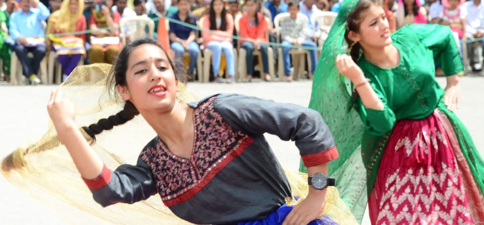  cultural function on Himachal Day, live photos.