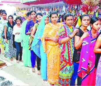 Devotees worship of the Mother