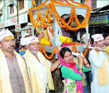 Fledged Band extracted with procession