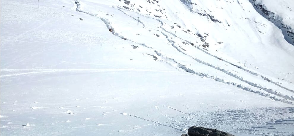 50 people traps in snow storm at rohtang.