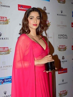 Sonam Kapoor in Hall of Fame Awards 2016