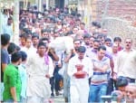 मुजफ्फरनगर में मेडिकल छात्र प्रणव की शव यात्रा में शामिल लोग।