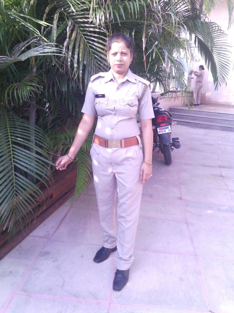 mahila constable caught chain snatchers 