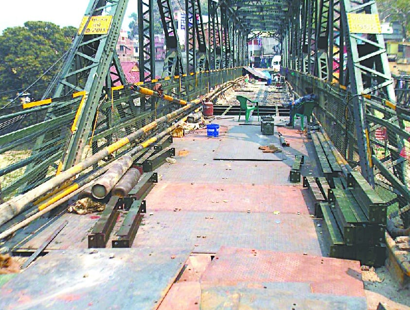  Spread half of the iron bridge on floor