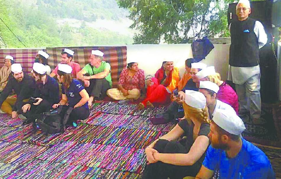 Canadian tourists Drkot temple worship