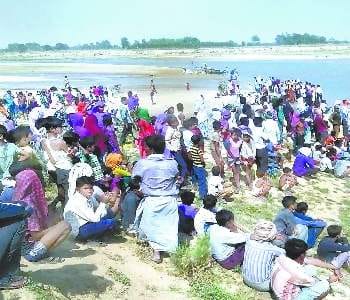 Uncle-nephew's death, drowned in river Sarayu