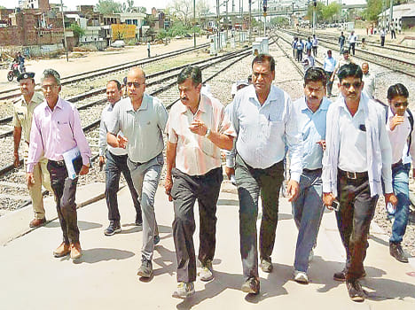 Joints on the railway track inspector reprimand manipulation