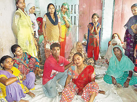 Rickshaw drivers overturned truck on death