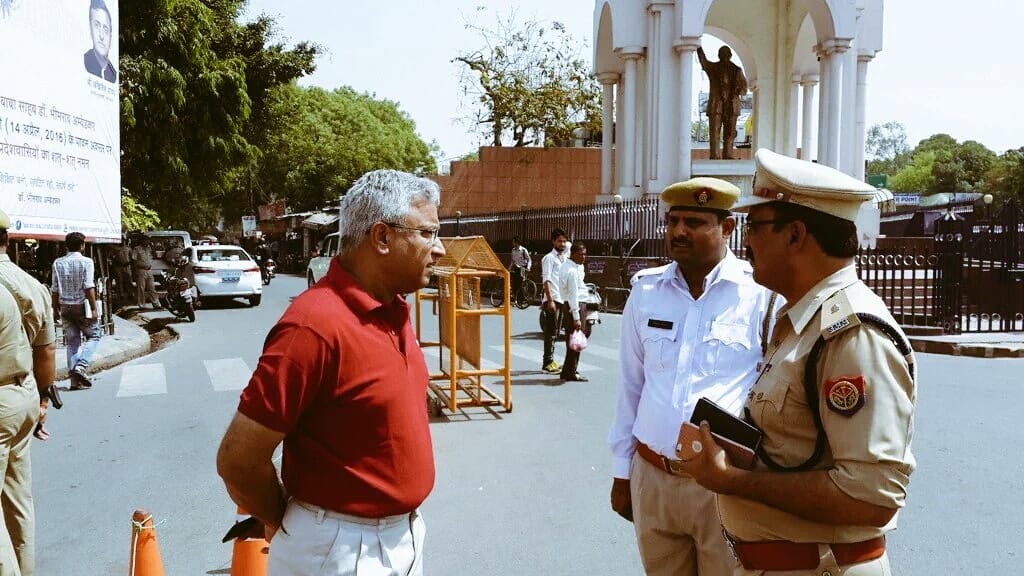 dgp javeed ahmad gifts his umbrella to traffic police