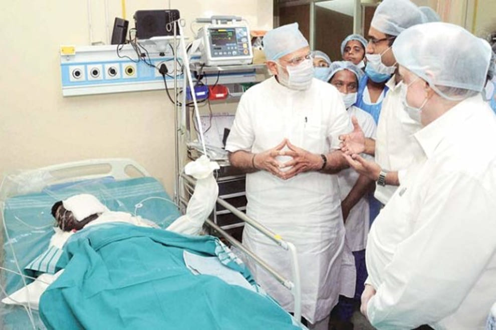 kollam temple fire health chief says pm narenda modi and rahul visits to burns icu were unwarranted 