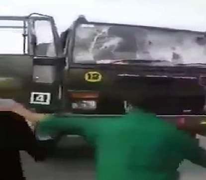  Handwara incident : Locals pelting stones on army vehicle