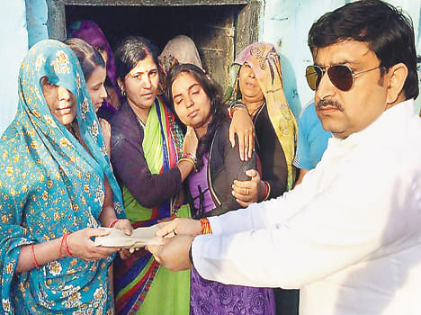 gives help to farmer