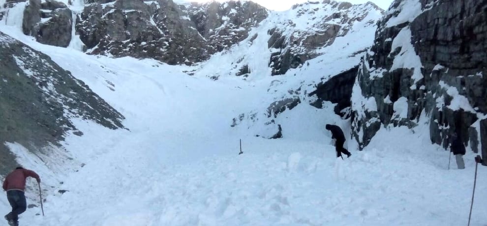 Four BRO solider buried in snow at Rohtang.