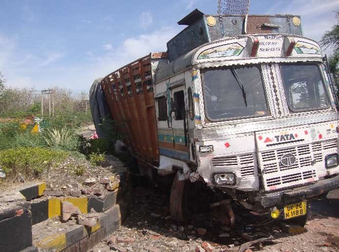 pinjore, truck, collides, roundabout  