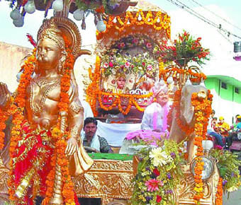 The procession of the goddess mother of the grand welcome with flowers