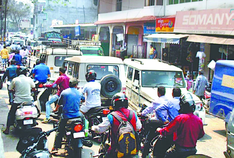  Caught in traffic jam took over command of the SDM