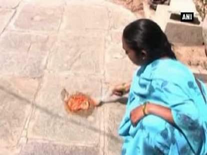 Woman makes omelette on ground as heat wave intensifies in Telangana 