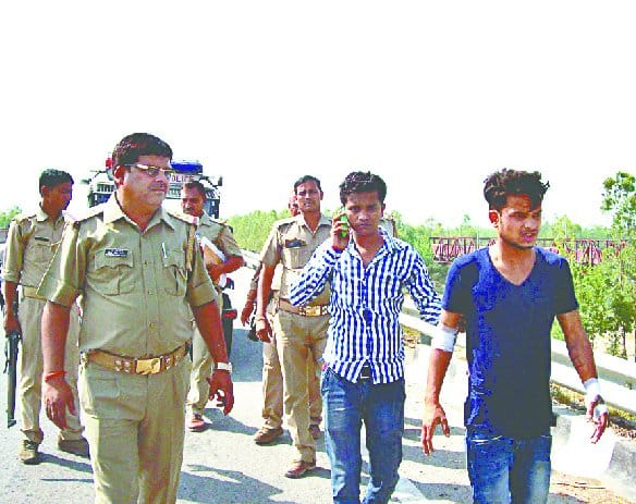 On National Highway 11 lakh looted from businessman 's sons