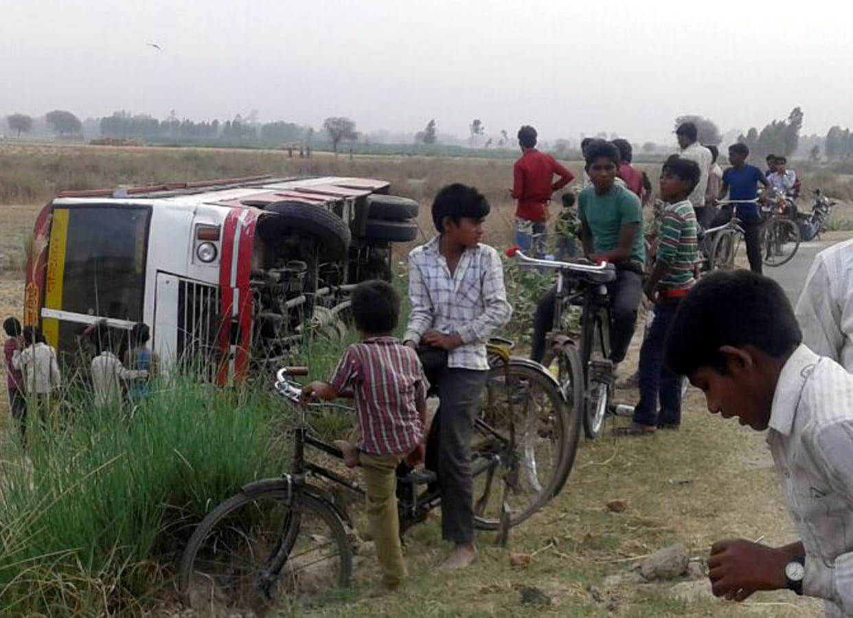 bas khadd mein giree, 15 yaatree chotil, ek aleegadh rephar