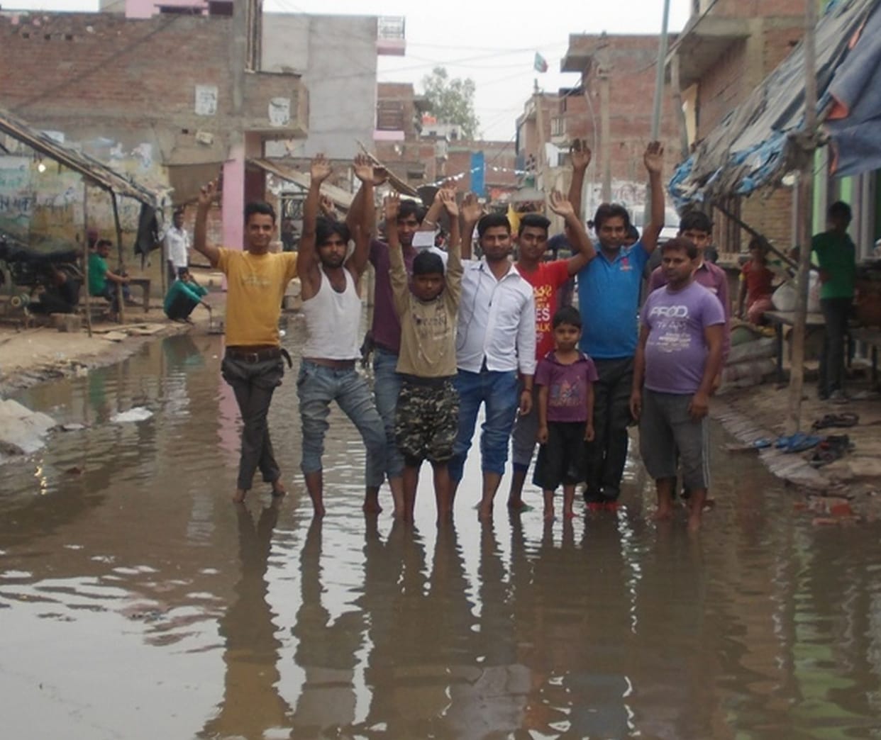 jalabharaav ke virodh mein logon ka pradarshan