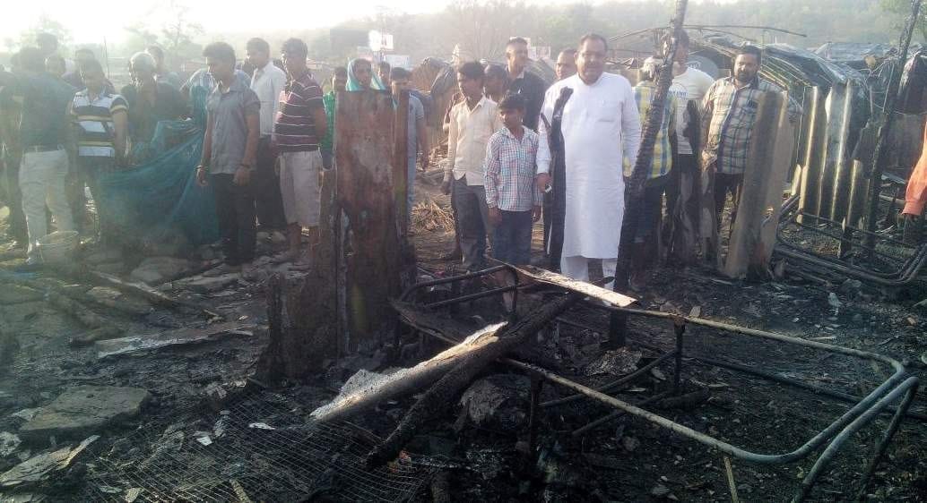 28 huts caught fire in dehradun