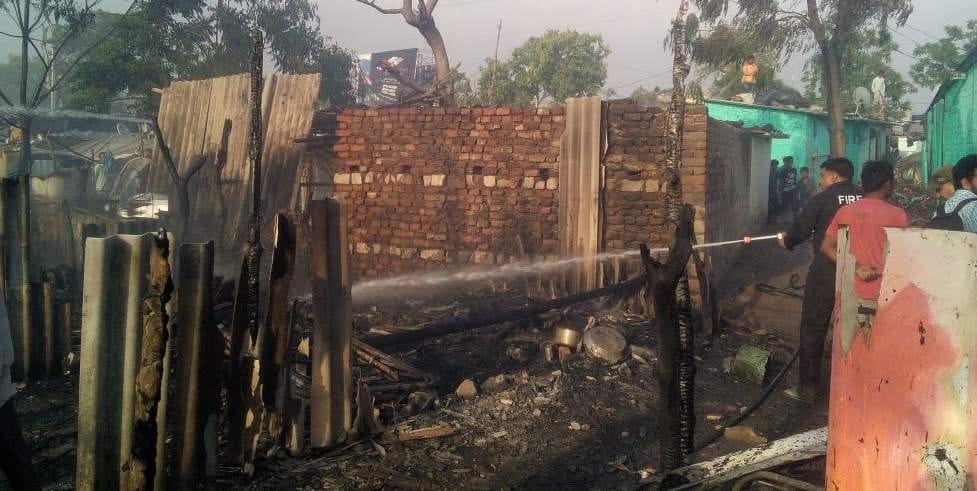 28 huts caught fire in dehradun