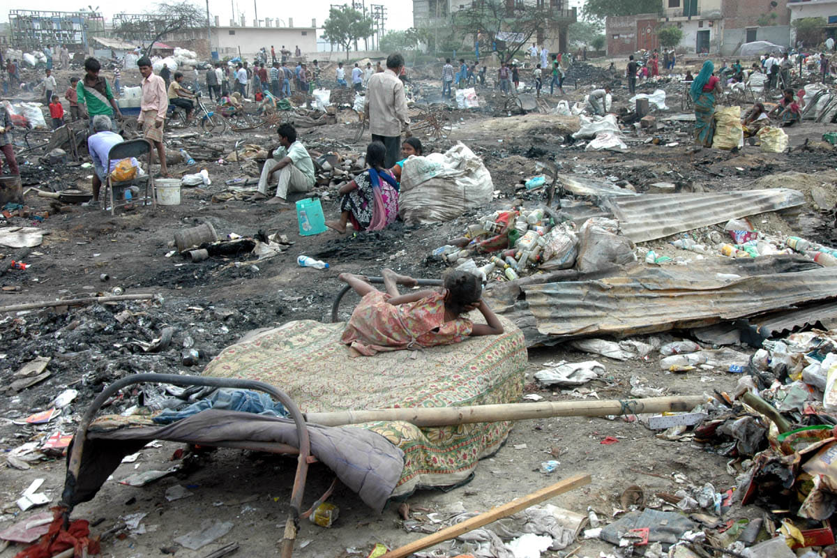 Leakage cylinder fires, 200 shanties