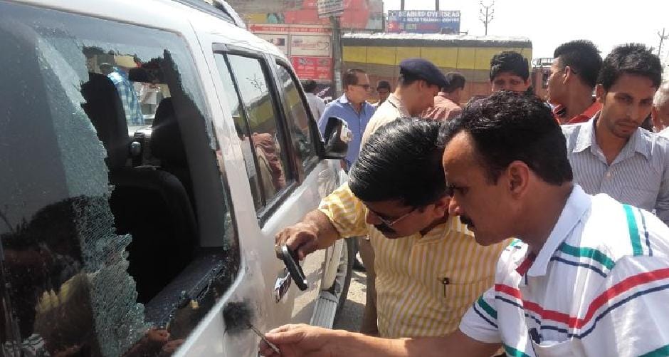 Breaking the glass of the car crossed 3.50 lakh