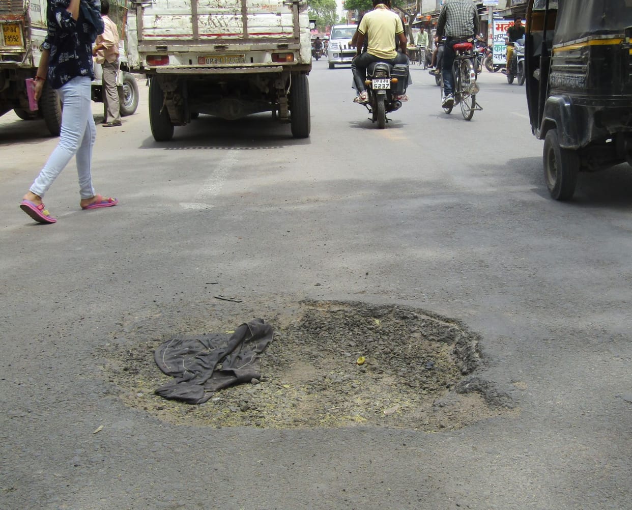 jagah-jagah khode gaddhe ban rahe haadason ka sabab