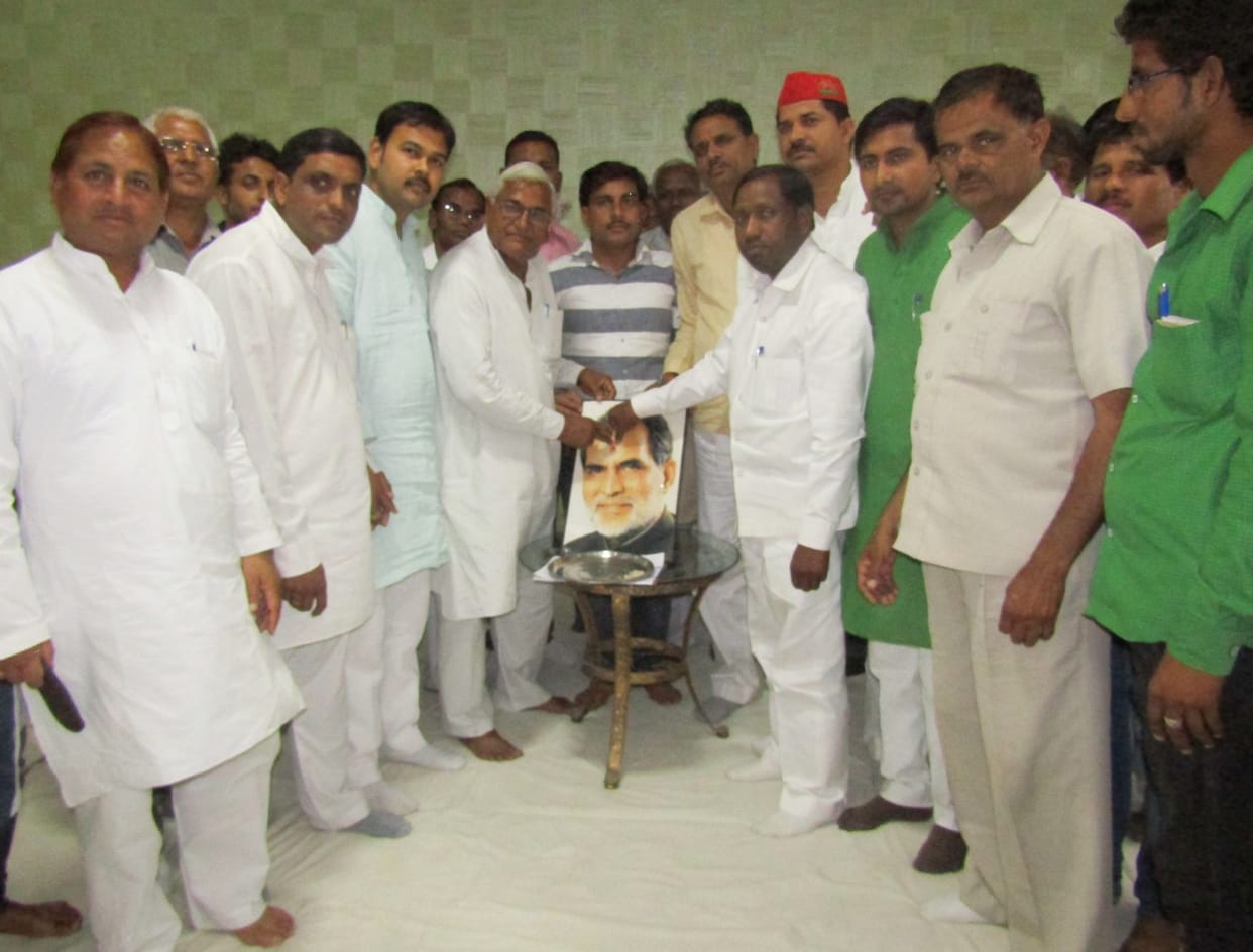 chandrashekhar ne dabe, pichhadon ke lie kiya sangharsh