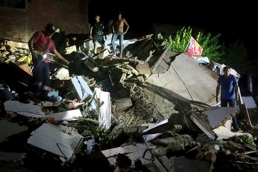 Powerful earthquake kills 246 in ecuador 