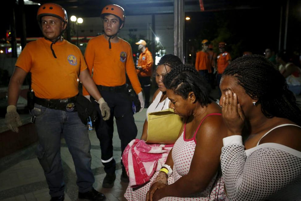 Powerful earthquake kills 246 in ecuador 