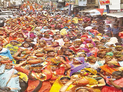 Mother's farewell tour of shifting dance devotees
