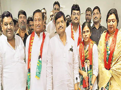 Civil servants in the run cycle bindki