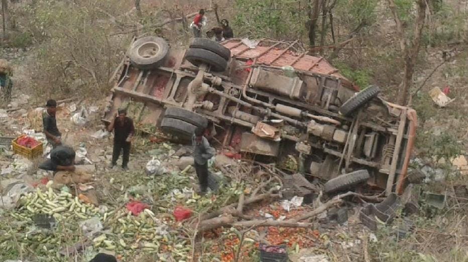 Vegetable truck toppled into the abyss