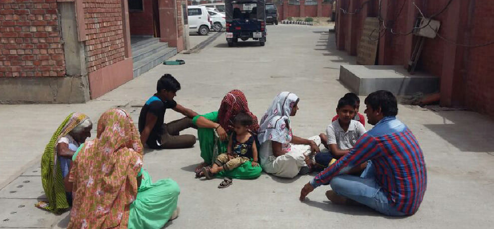 Woman plead in front of the Daroga, sit-in protest with the childrens