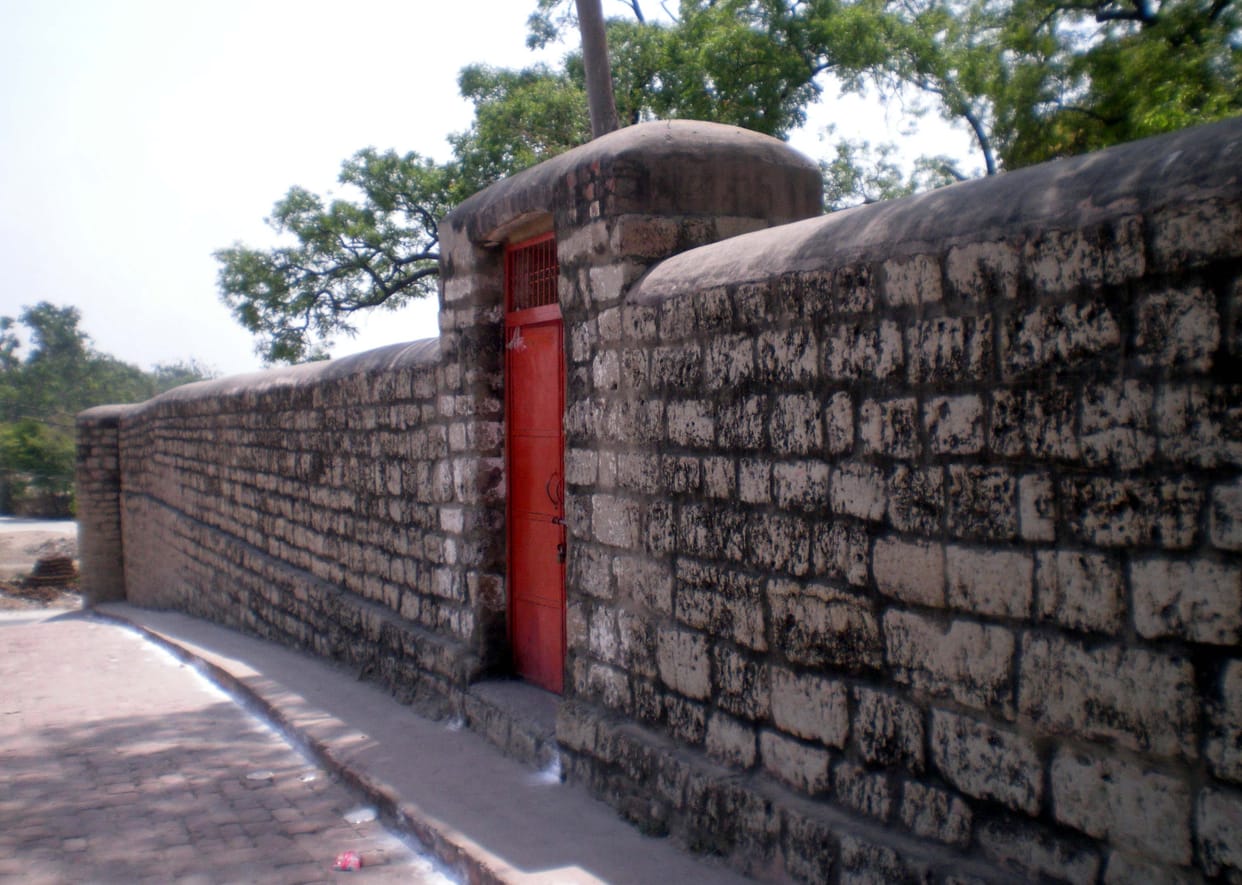 seetaaraam mandir sanrakshit imaarat phir bhee anadekhee
