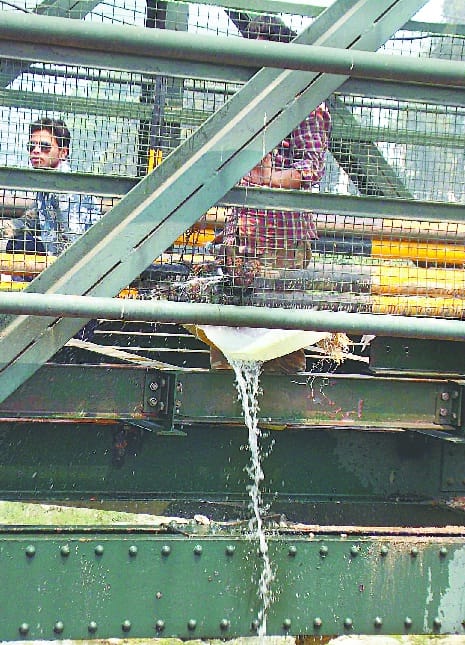  Sarayu Bridge three days of drinking water from being wasted