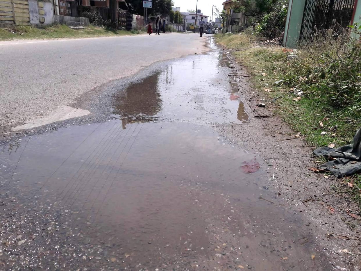 Disturb the water, flowing on the streets