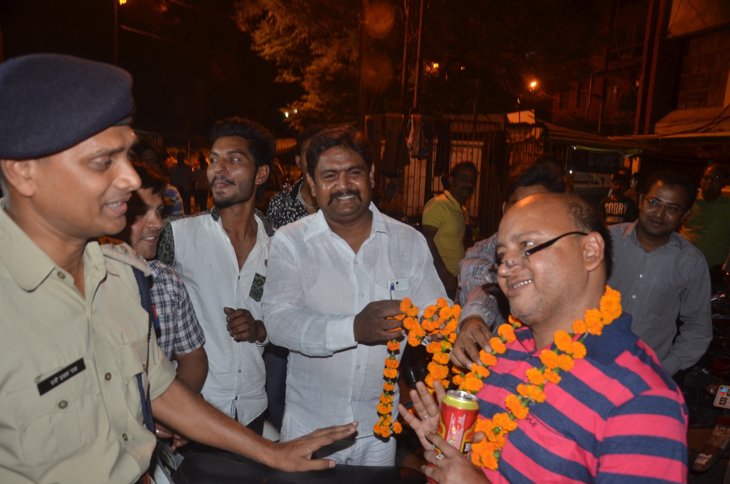 Gandhigiri against wine in lucknow.