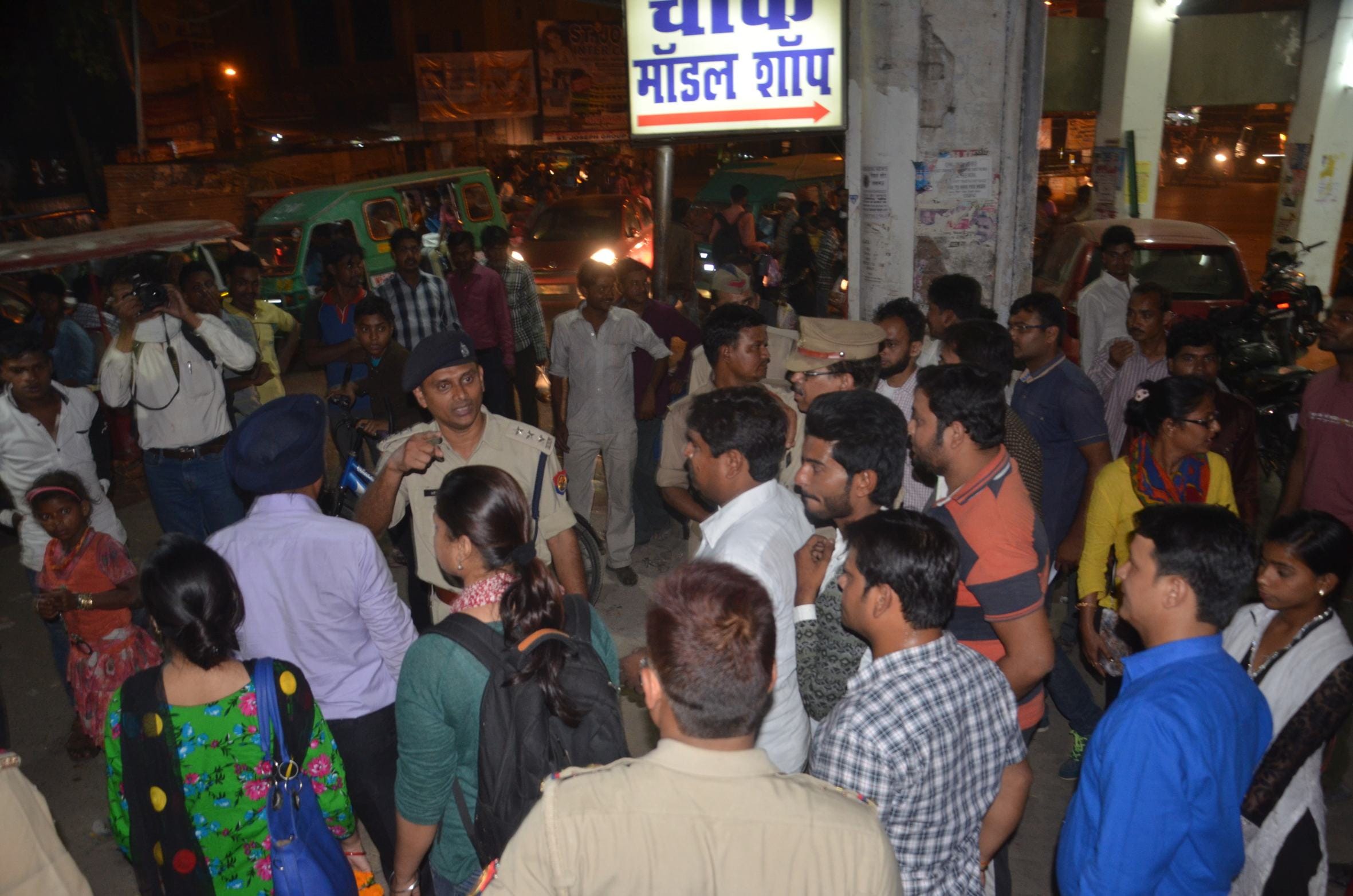 Gandhigiri against wine in lucknow.