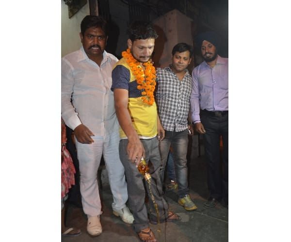 Gandhigiri against wine in lucknow.