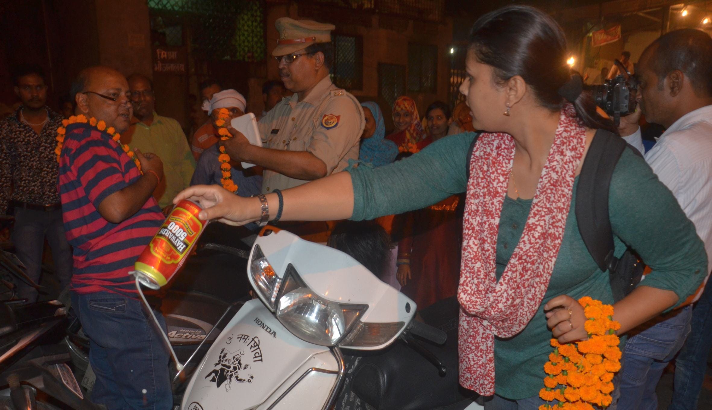 Gandhigiri against wine in lucknow.