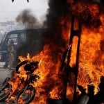 आंदोलन के दौरान हिंसक भीड़ ने वाहनों में लगाई आग