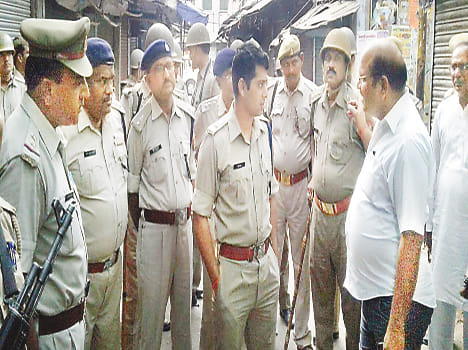 Kannauj cleaning personnel, firing stones
