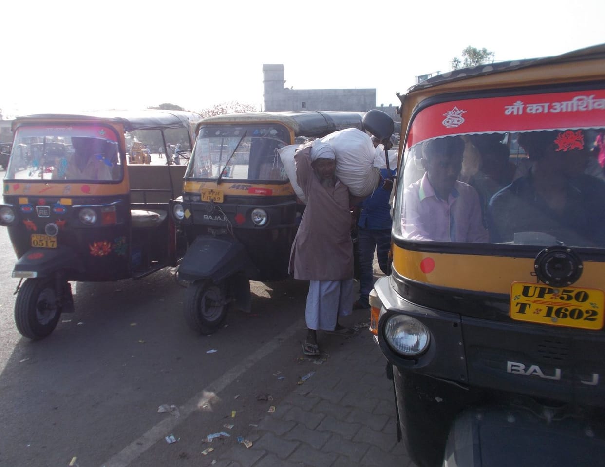 Bombay HC set aside order of government on issuing auto permit to marathi knowing auto drivers