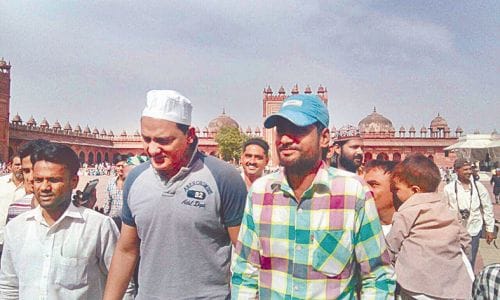 ex cricketer ajharuddin in fatehpur seekri