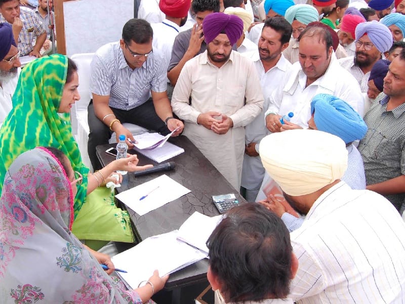 harsimrat badal, harsimrat badal targats captain in bhatinda, harsimrat in bhatinda 