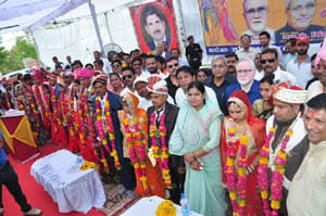 Sixteen pairs took the oath to live with